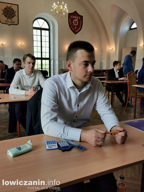 Maturzyści z ZST nr 1 w Łowiczu przed egzaminem z matematyki