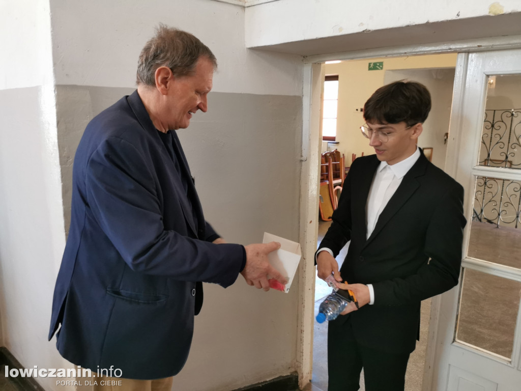 Maturzyści z ZST nr 1 w Łowiczu przed egzaminem z matematyki