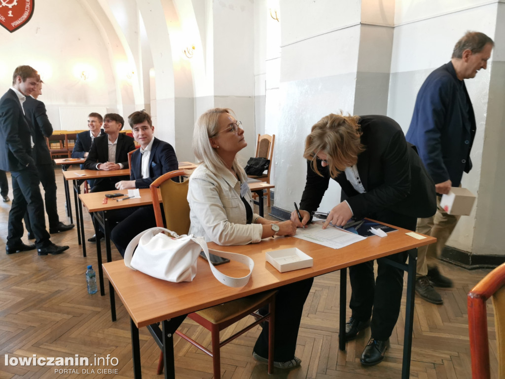 Maturzyści z ZST nr 1 w Łowiczu przed egzaminem z matematyki