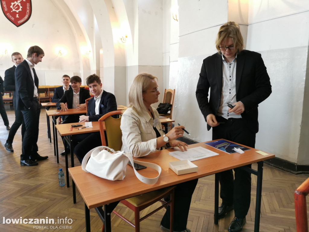 Maturzyści z ZST nr 1 w Łowiczu przed egzaminem z matematyki
