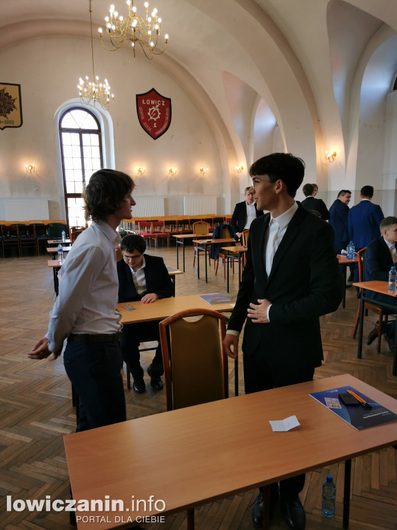 Maturzyści z ZST nr 1 w Łowiczu przed egzaminem z matematyki