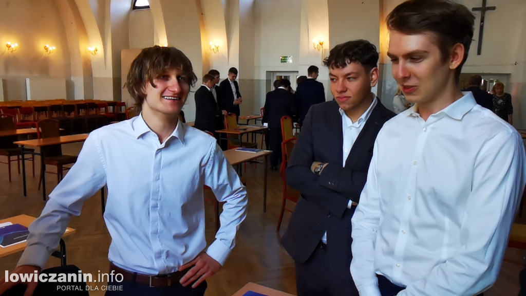 Maturzyści z ZST nr 1 w Łowiczu przed egzaminem z matematyki