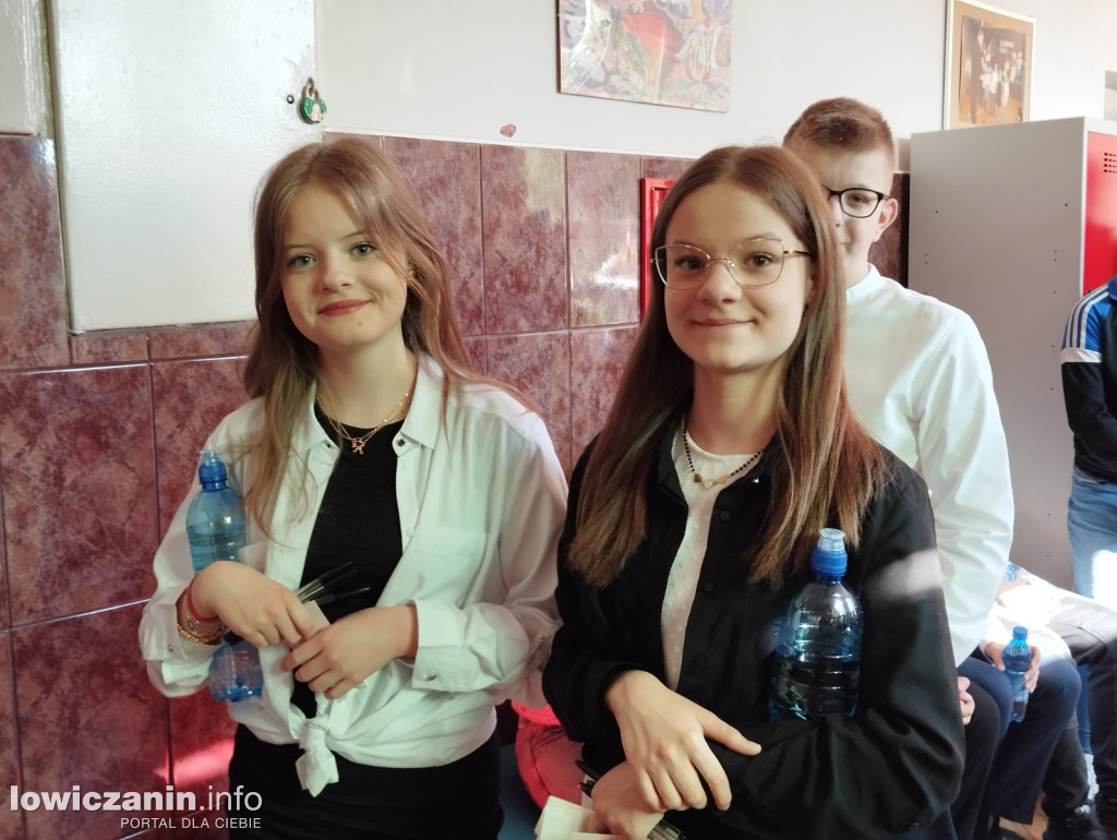 Łowicz. Egzamin ósmoklasisty w SP 4