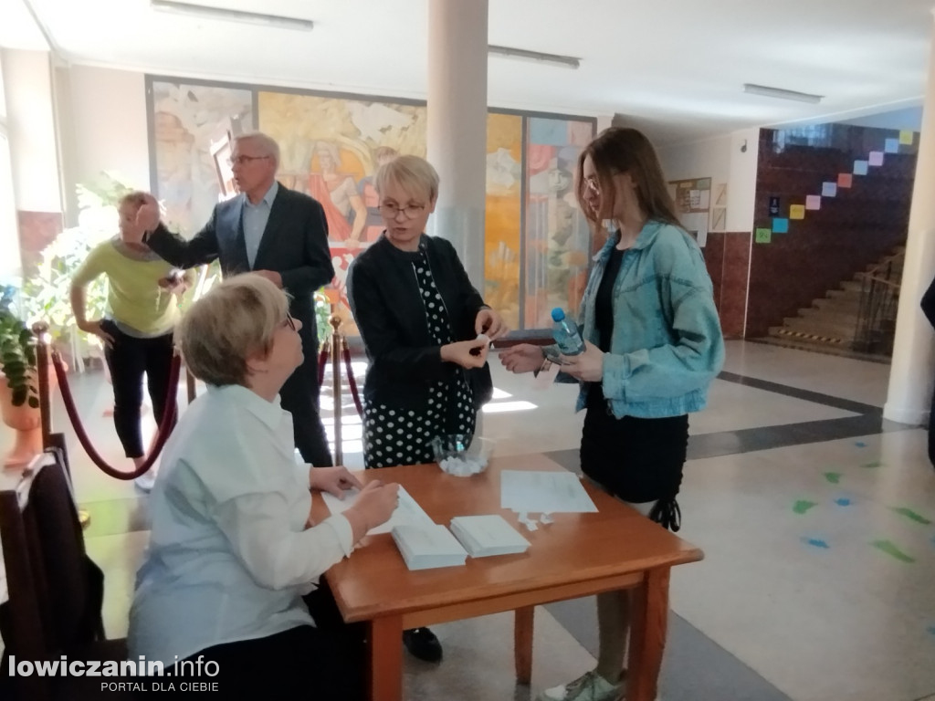 Łowicz. Egzamin ósmoklasisty w SP 4