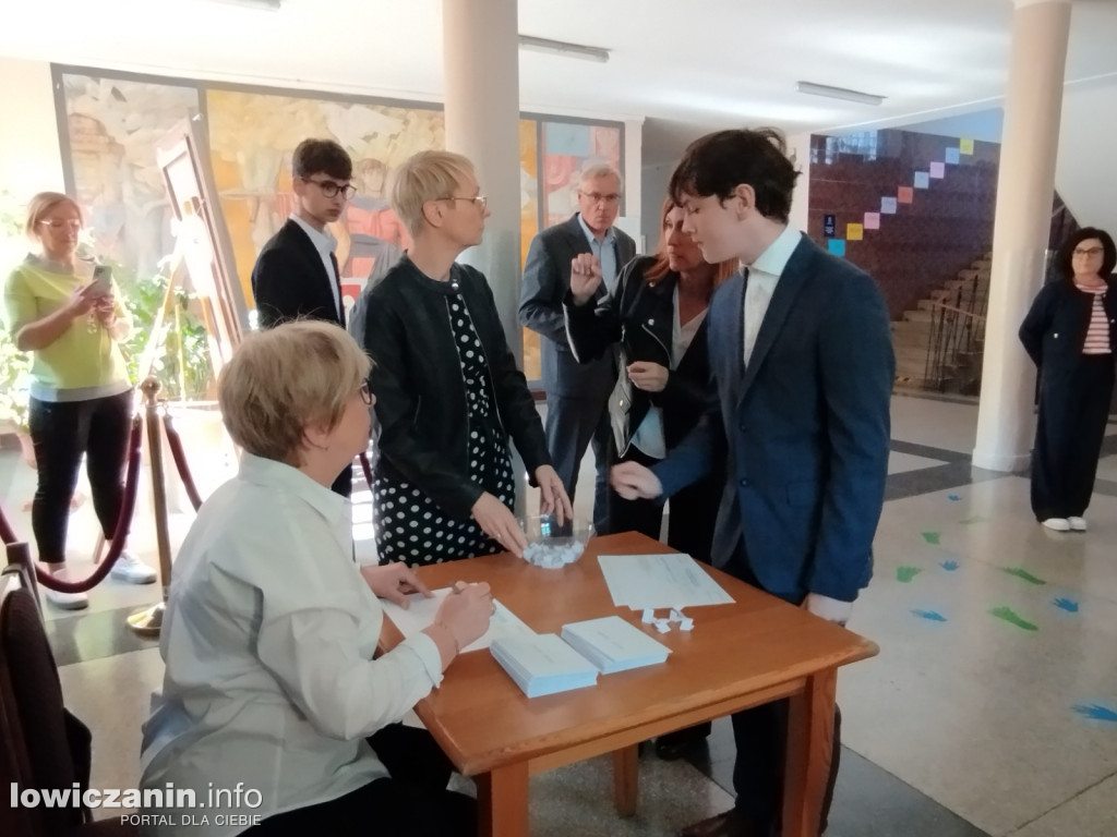 Łowicz. Egzamin ósmoklasisty w SP 4