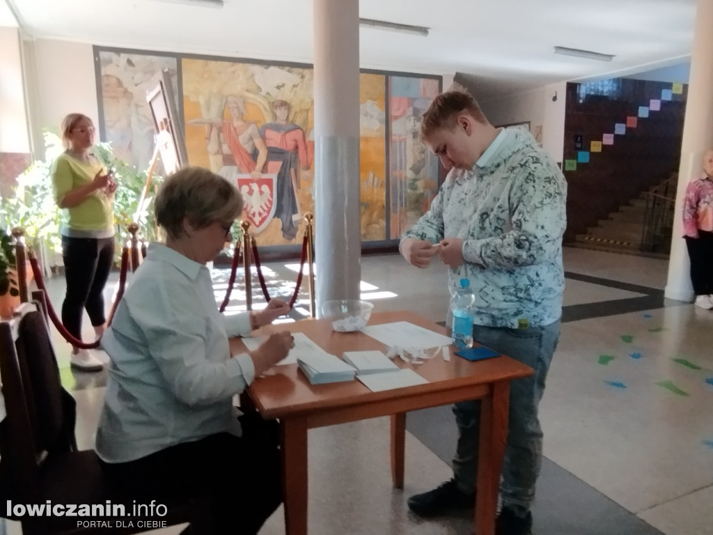 Łowicz. Egzamin ósmoklasisty w SP 4