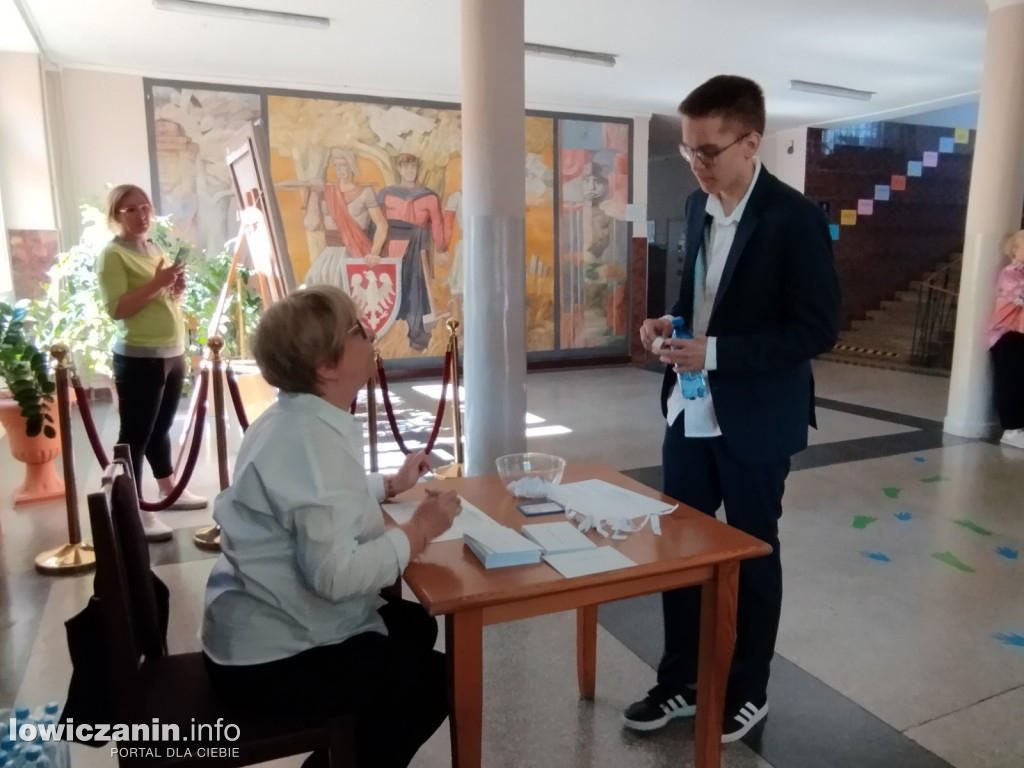 Łowicz. Egzamin ósmoklasisty w SP 4