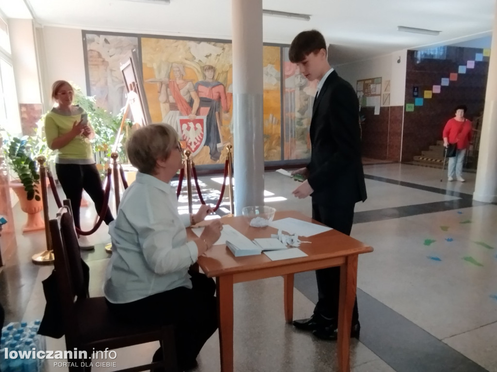 Łowicz. Egzamin ósmoklasisty w SP 4