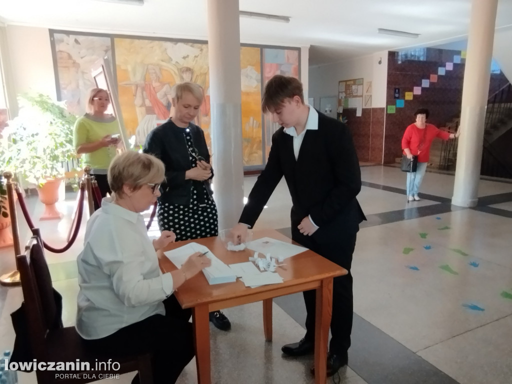 Łowicz. Egzamin ósmoklasisty w SP 4