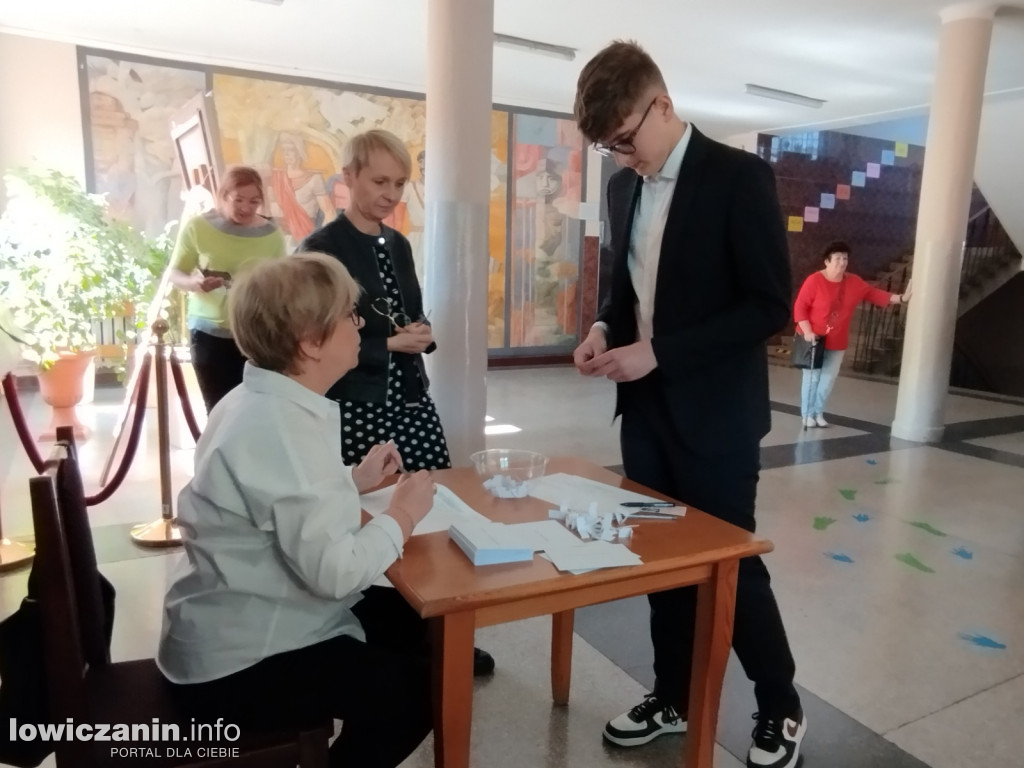 Łowicz. Egzamin ósmoklasisty w SP 4