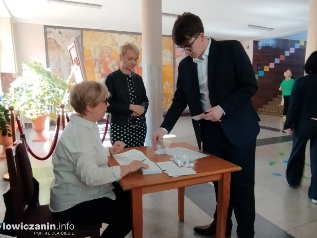 Łowicz. Egzamin ósmoklasisty w SP 4