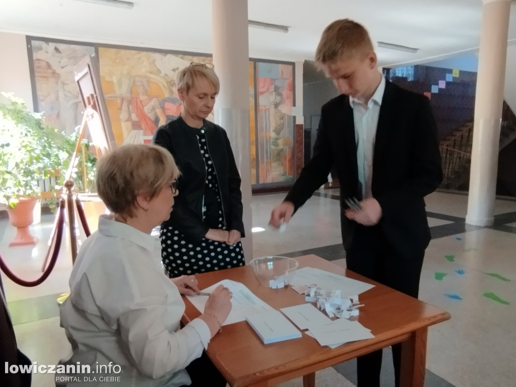 Łowicz. Egzamin ósmoklasisty w SP 4