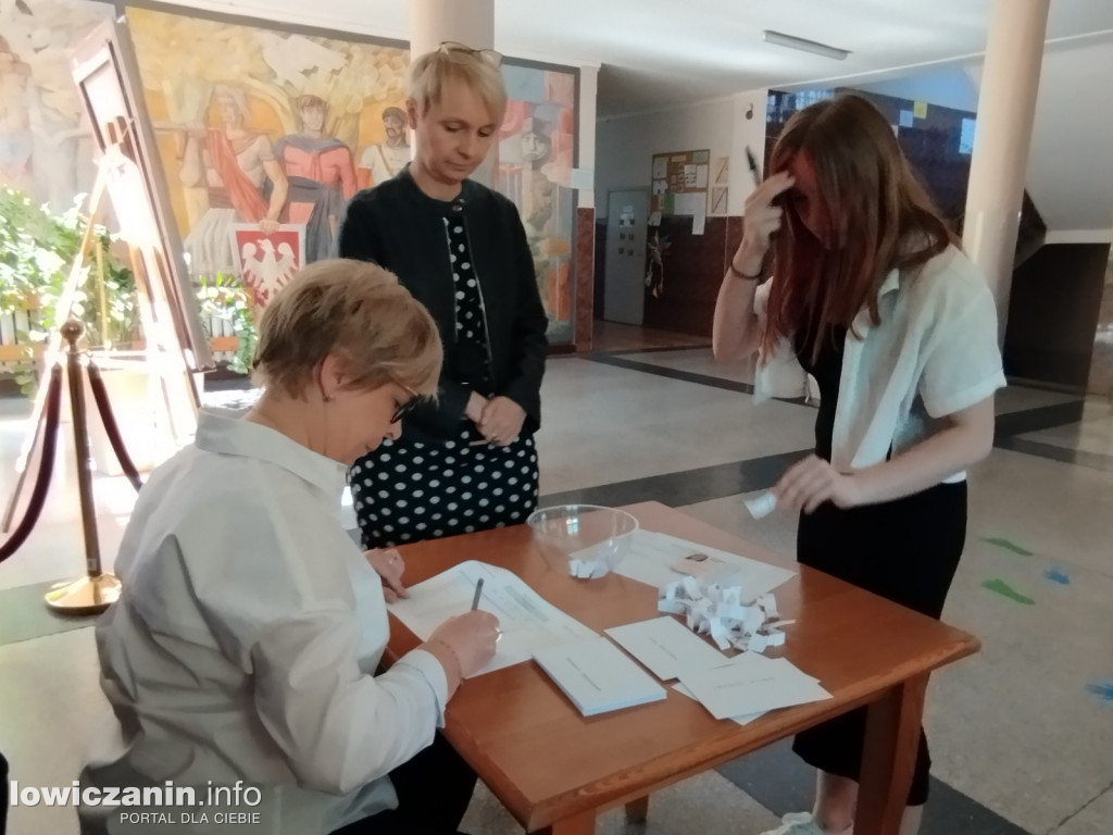 Łowicz. Egzamin ósmoklasisty w SP 4