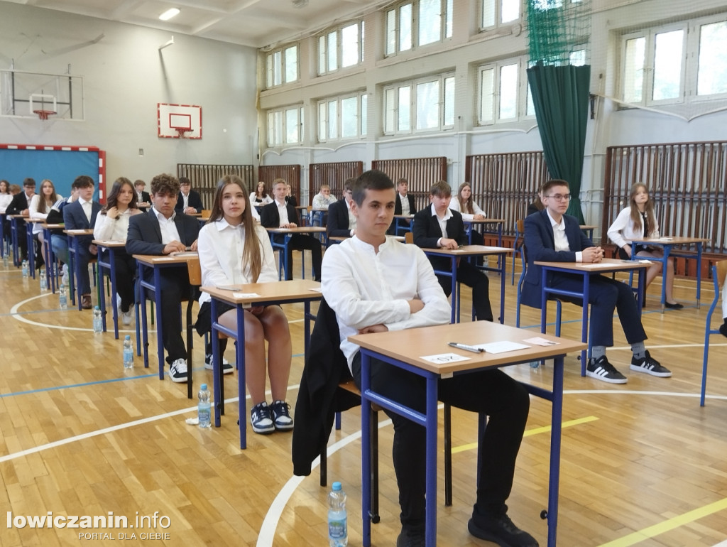 Łowicz. Egzamin ósmoklasisty w SP 4