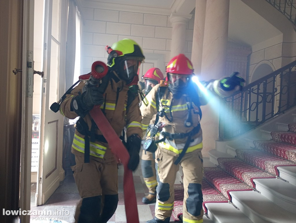 Ćwiczenia gaśnicze strażaków w pałacu w Walewicach