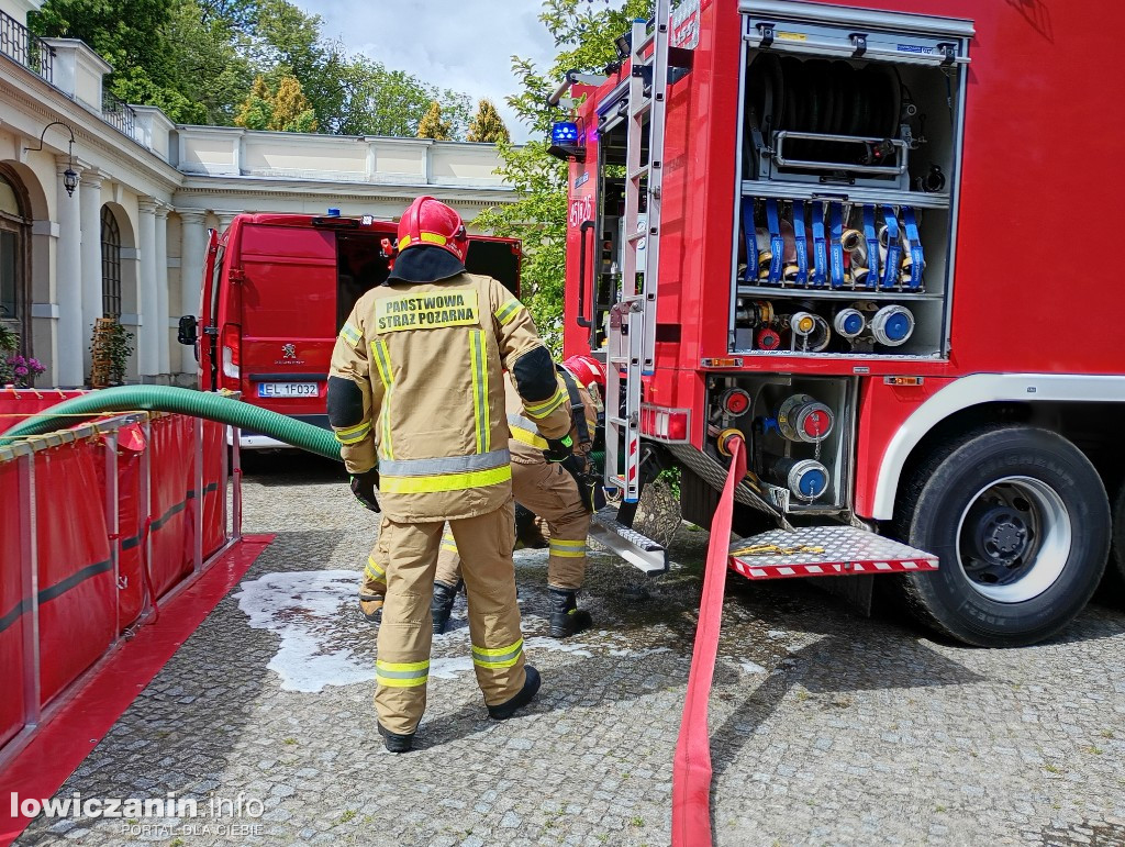 Ćwiczenia gaśnicze strażaków w pałacu w Walewicach