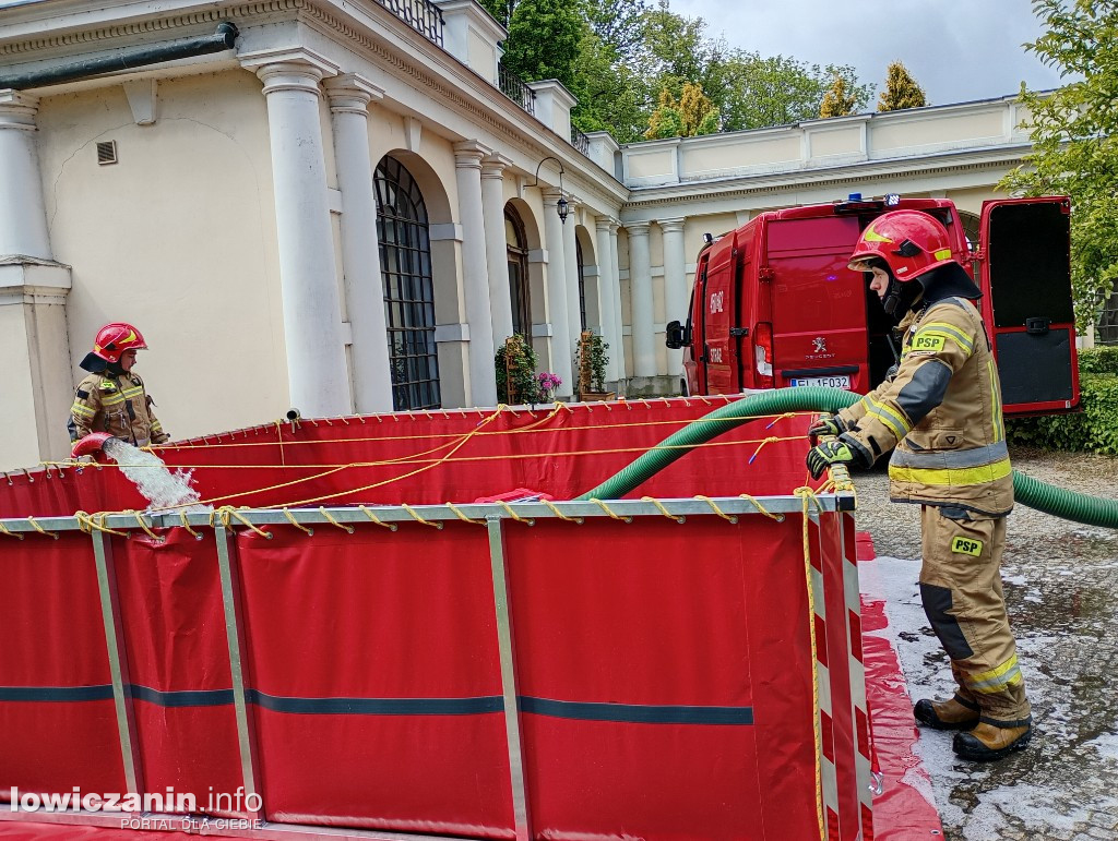 Ćwiczenia gaśnicze strażaków w pałacu w Walewicach