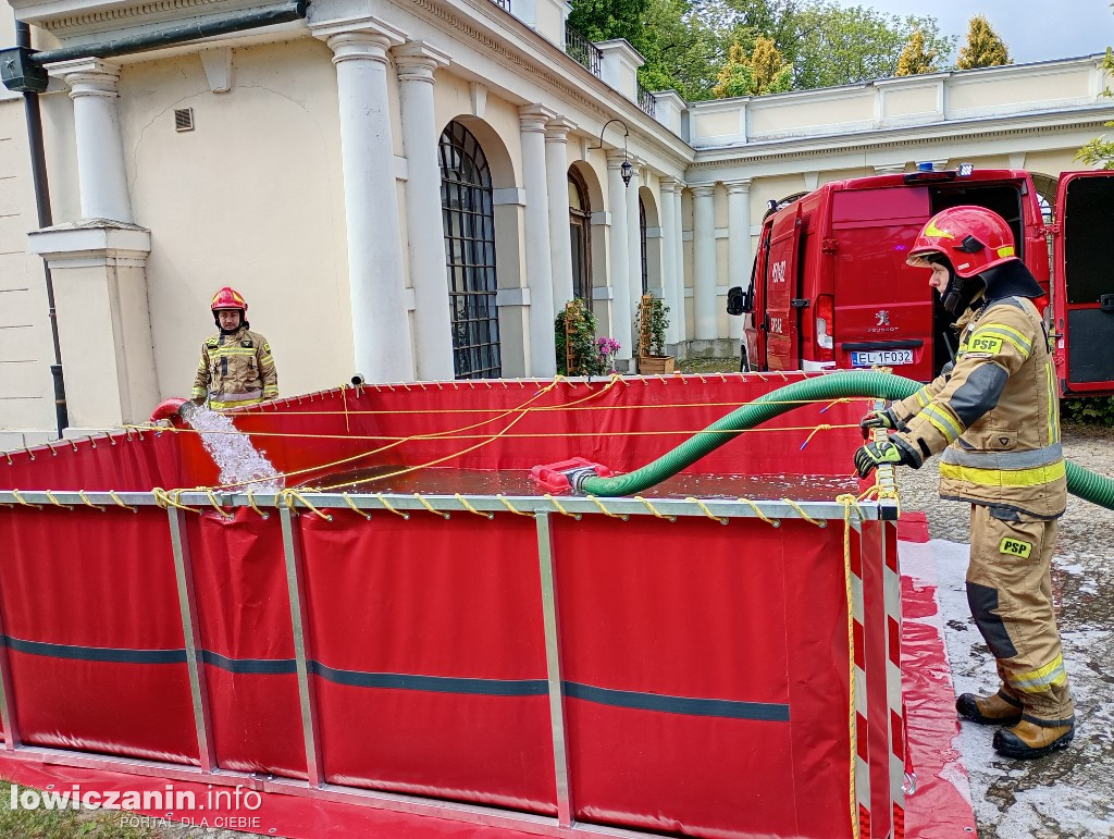 Ćwiczenia gaśnicze strażaków w pałacu w Walewicach
