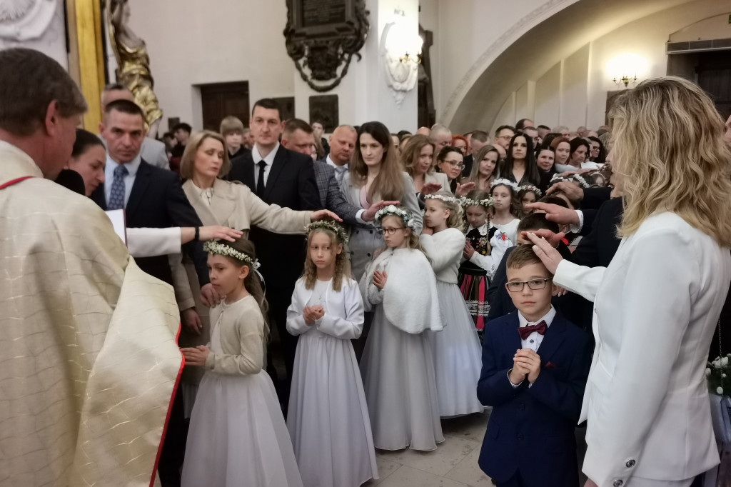Druga tura tegorocznej (2025) Pierwszej Komunii Świętej w parafii katedralnej w Łowiczu