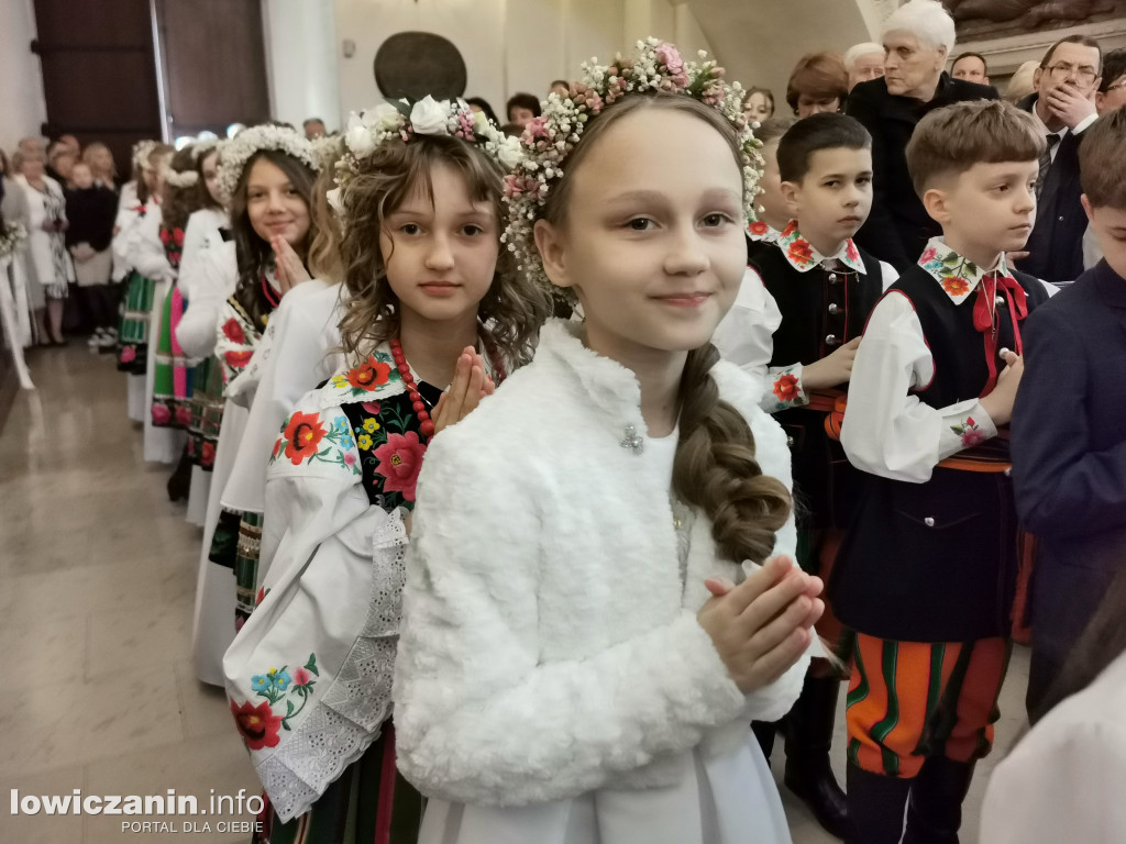 Druga tura tegorocznej (2025) Pierwszej Komunii Świętej w parafii katedralnej w Łowiczu
