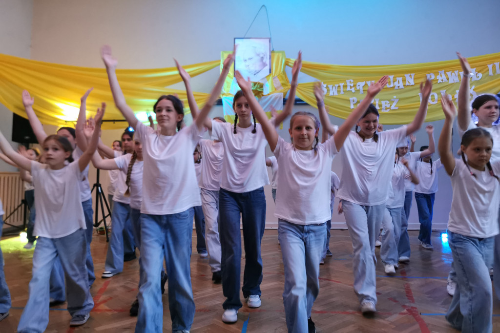 Apel papieski w Szkole Podstawowej nr 1 w Łowiczu
