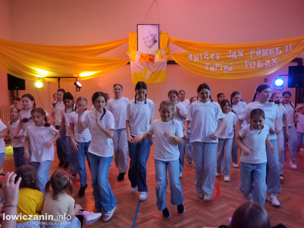 Apel papieski w Szkole Podstawowej nr 1 w Łowiczu