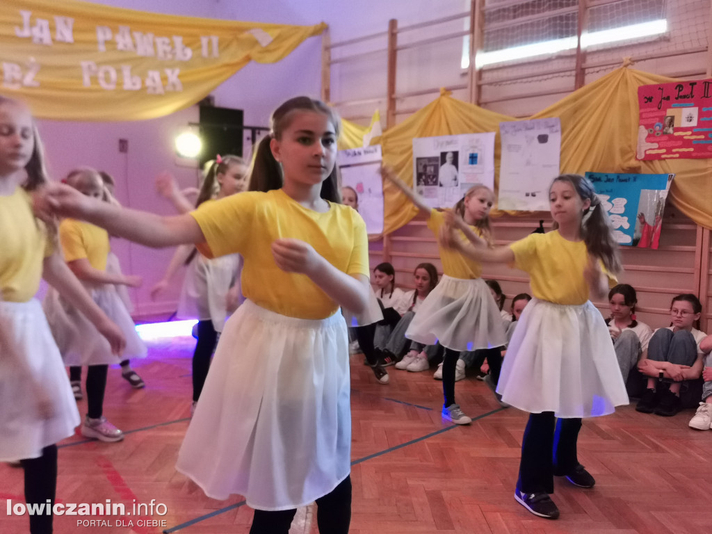 Apel papieski w Szkole Podstawowej nr 1 w Łowiczu