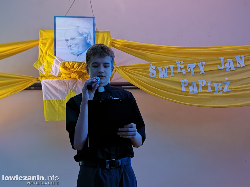 Apel papieski w Szkole Podstawowej nr 1 w Łowiczu