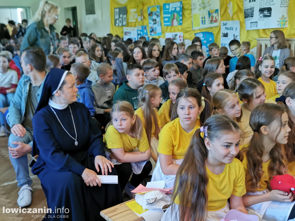 Apel papieski w Szkole Podstawowej nr 1 w Łowiczu