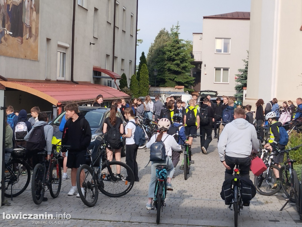 Wycieczka rowerowa uczniów szkoły pijarskiej