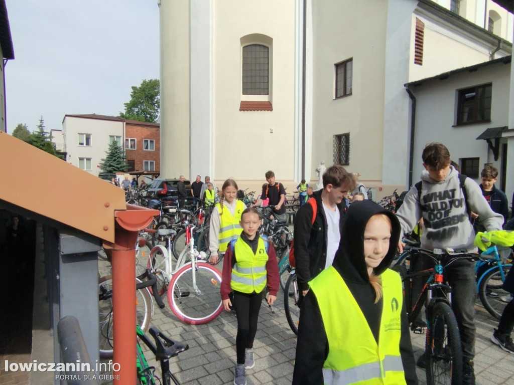 Wycieczka rowerowa uczniów szkoły pijarskiej