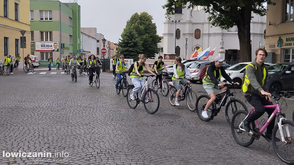 Wycieczka rowerowa uczniów szkoły pijarskiej
