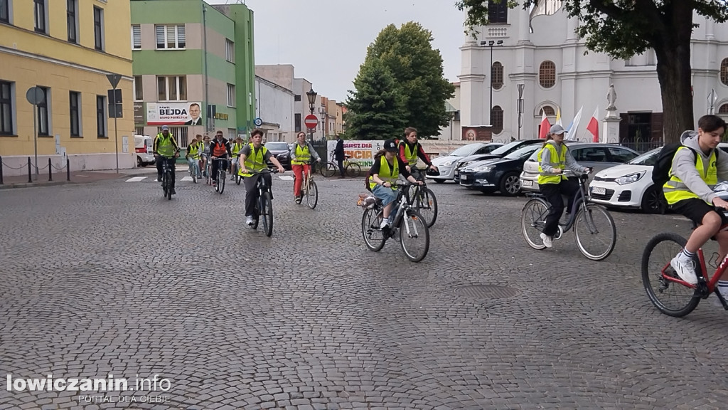 Wycieczka rowerowa uczniów szkoły pijarskiej