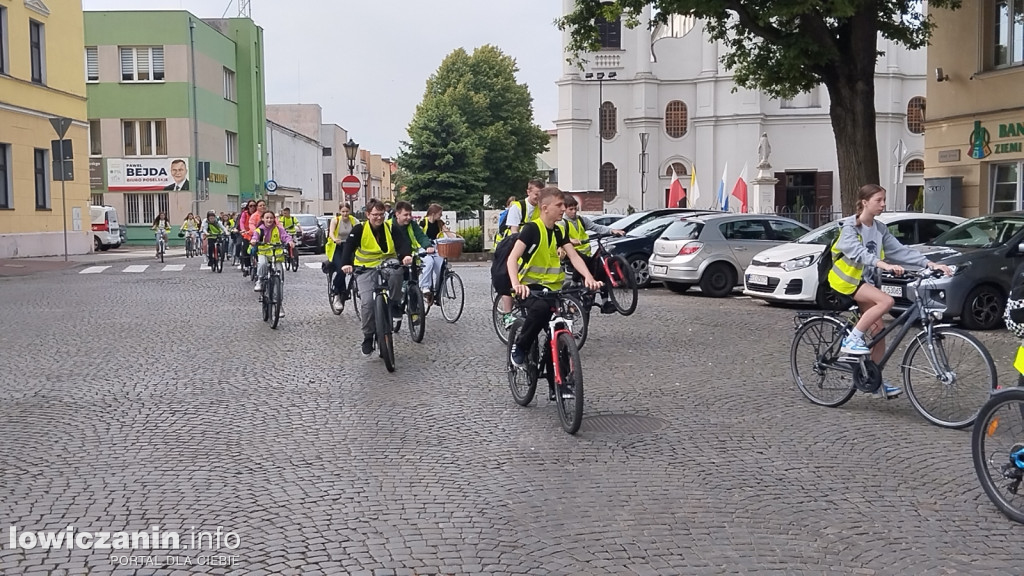 Wycieczka rowerowa uczniów szkoły pijarskiej