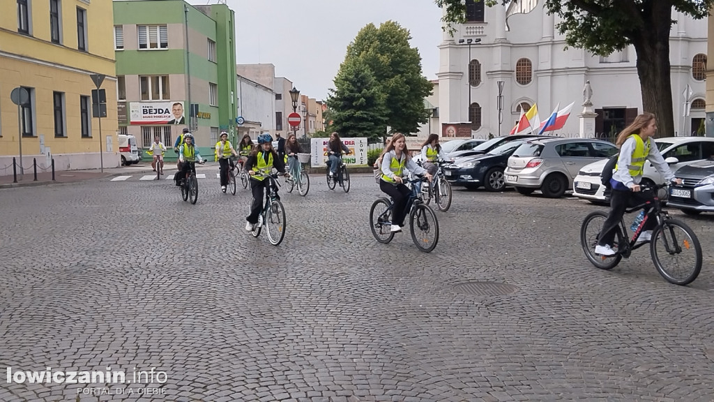Wycieczka rowerowa uczniów szkoły pijarskiej