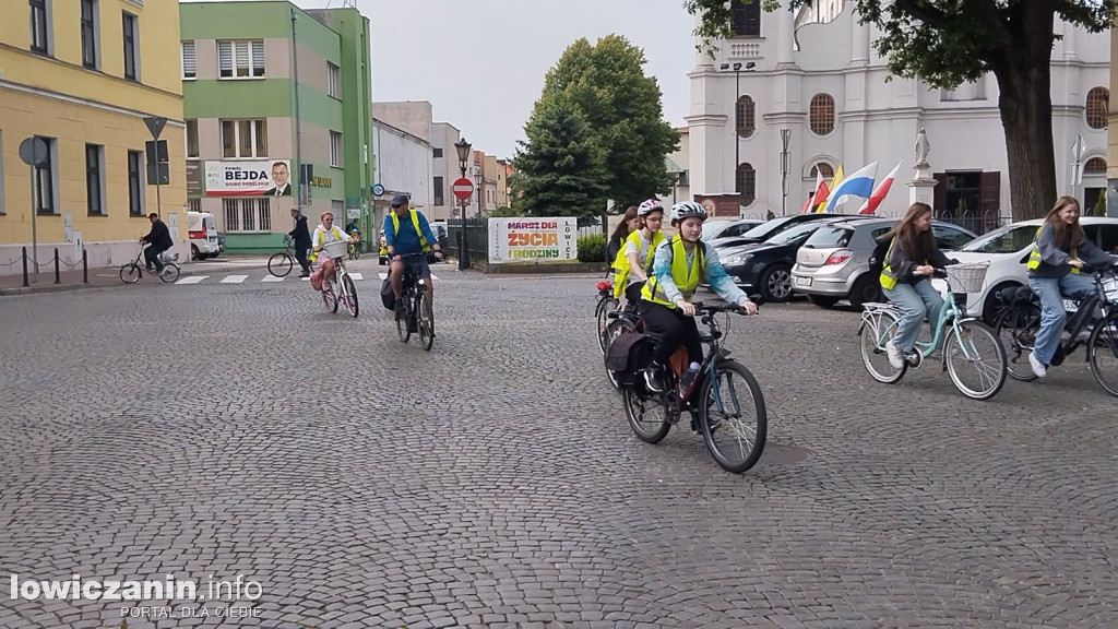 Wycieczka rowerowa uczniów szkoły pijarskiej