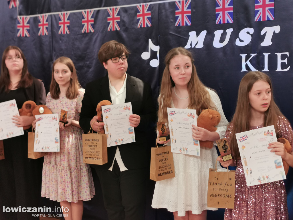 „Must be English” w Kiernozi
