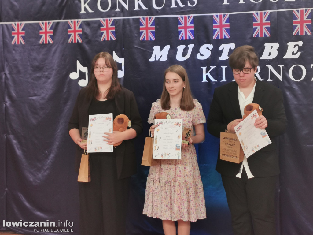 „Must be English” w Kiernozi