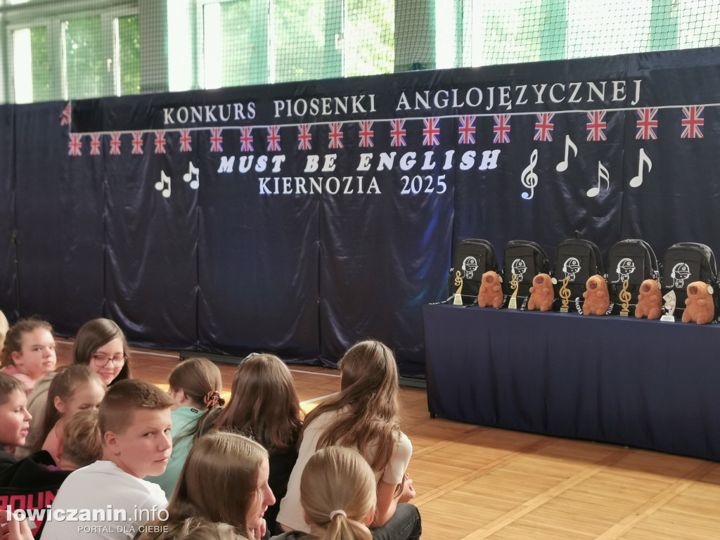 „Must be English” w Kiernozi