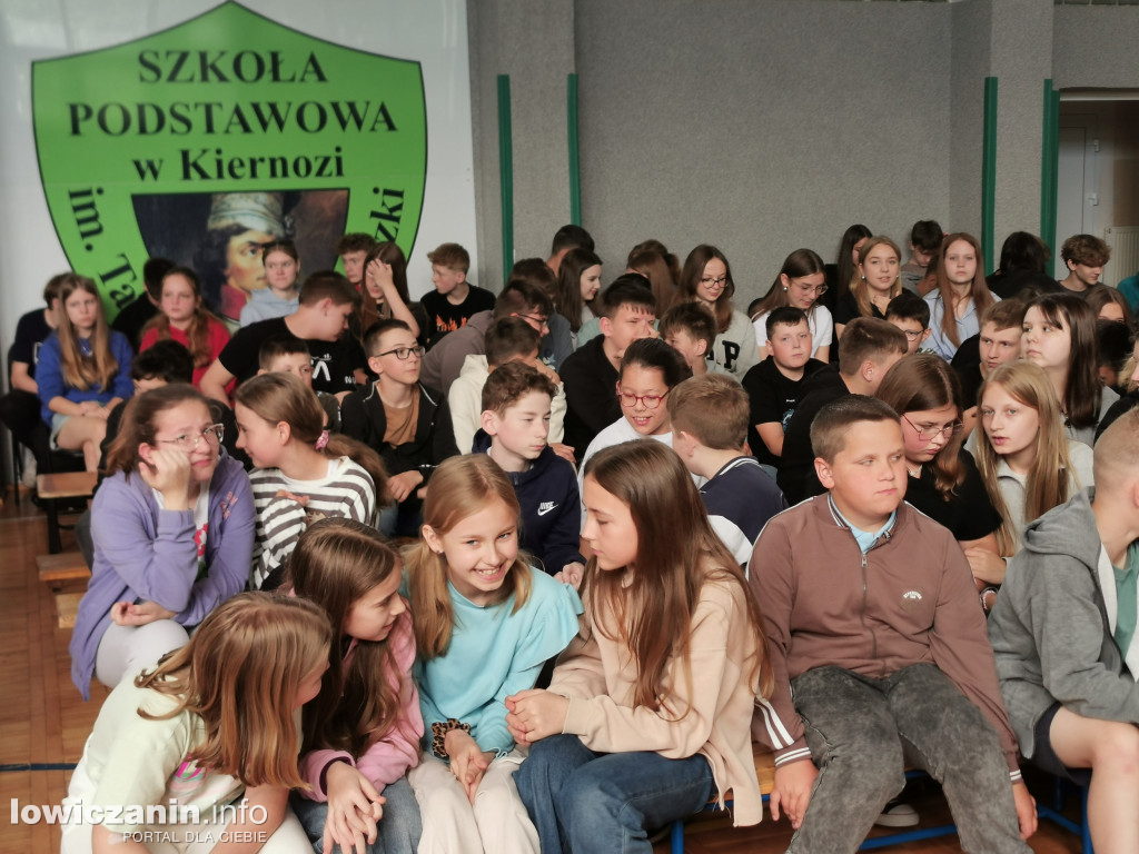 „Must be English” w Kiernozi
