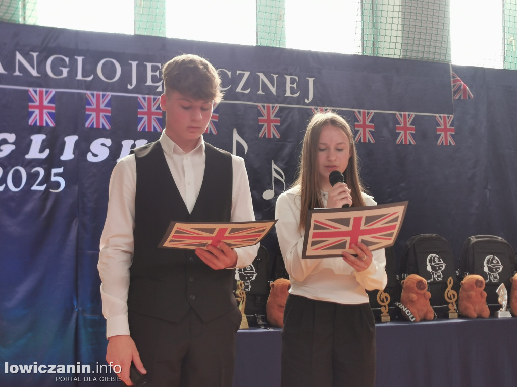 „Must be English” w Kiernozi