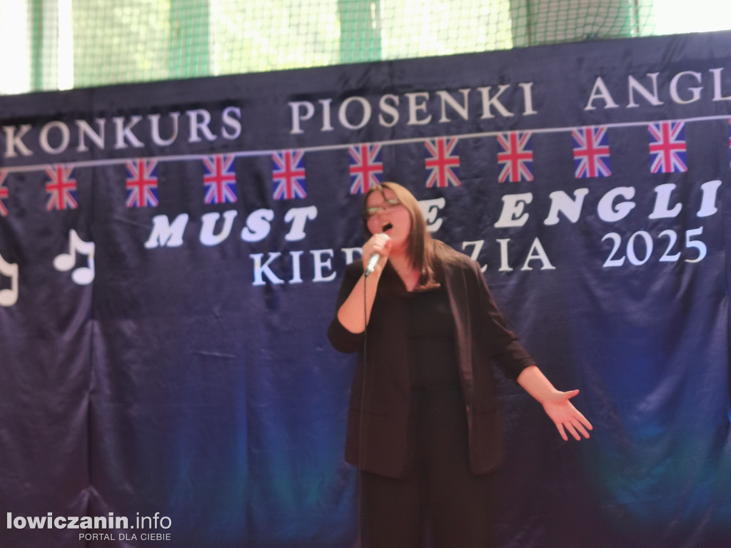 „Must be English” w Kiernozi