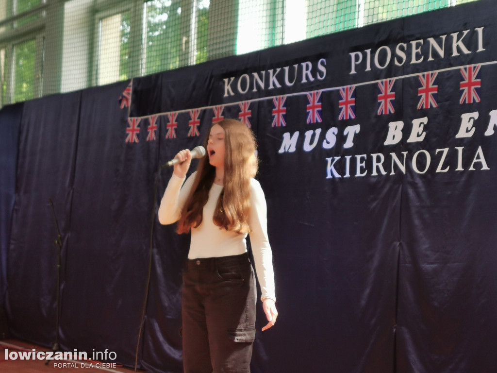 „Must be English” w Kiernozi