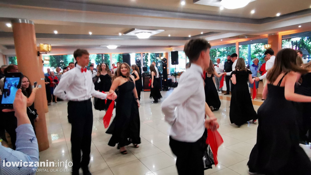 Łowicz. Bal ósmoklasistów z SP w Popowie