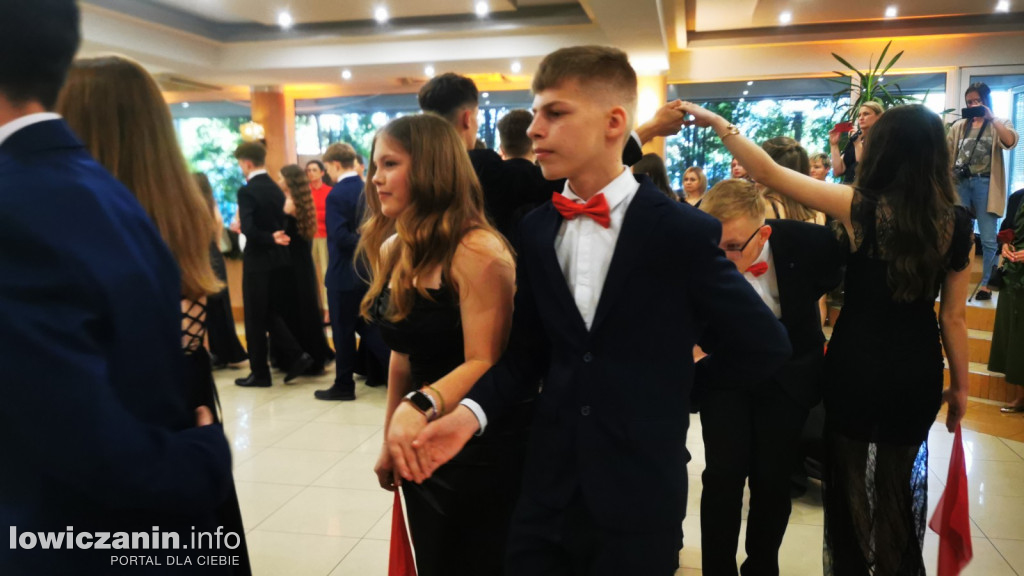 Łowicz. Bal ósmoklasistów z SP w Popowie