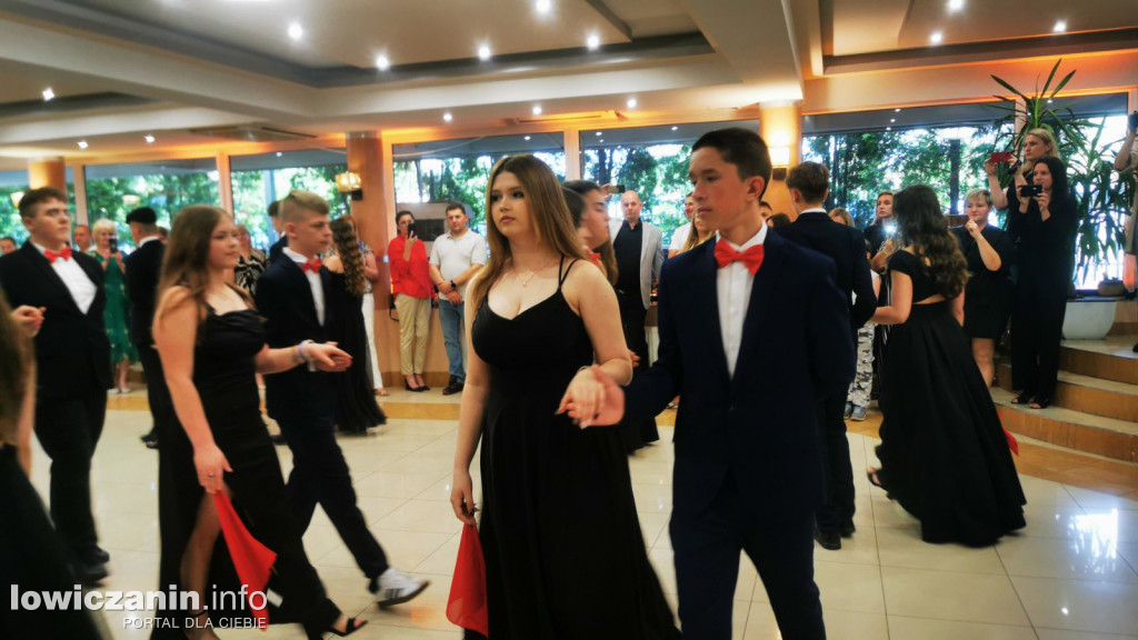 Łowicz. Bal ósmoklasistów z SP w Popowie