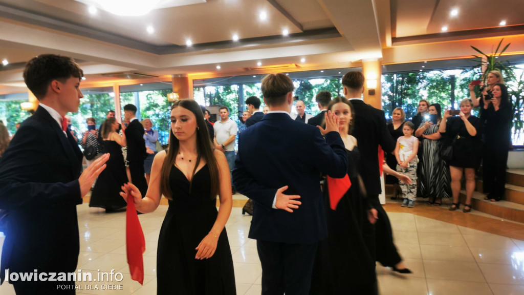 Łowicz. Bal ósmoklasistów z SP w Popowie