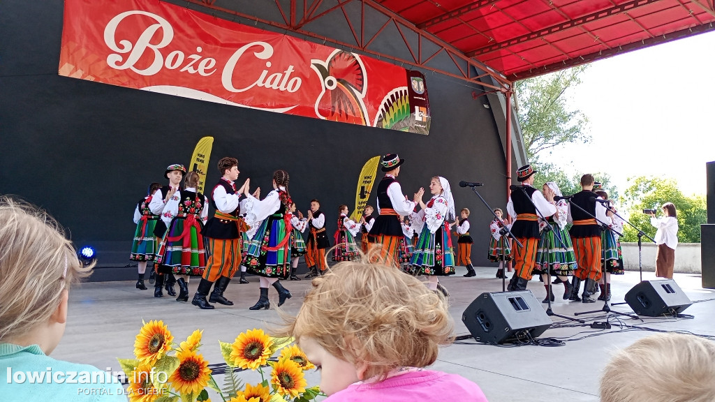 Biennale Folkloru i dużo rozrywki w Parku Błonie na Boże Ciało w Łowiczu