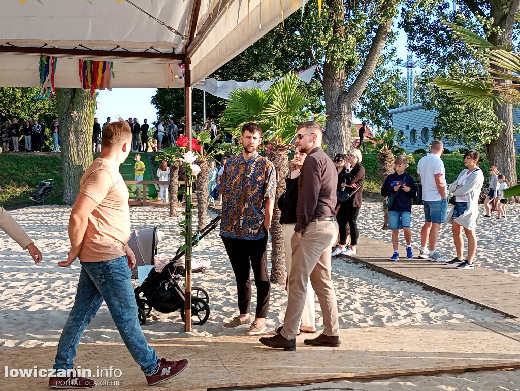 Boże Ciało. Potańcowka na plaży nad Bzurą