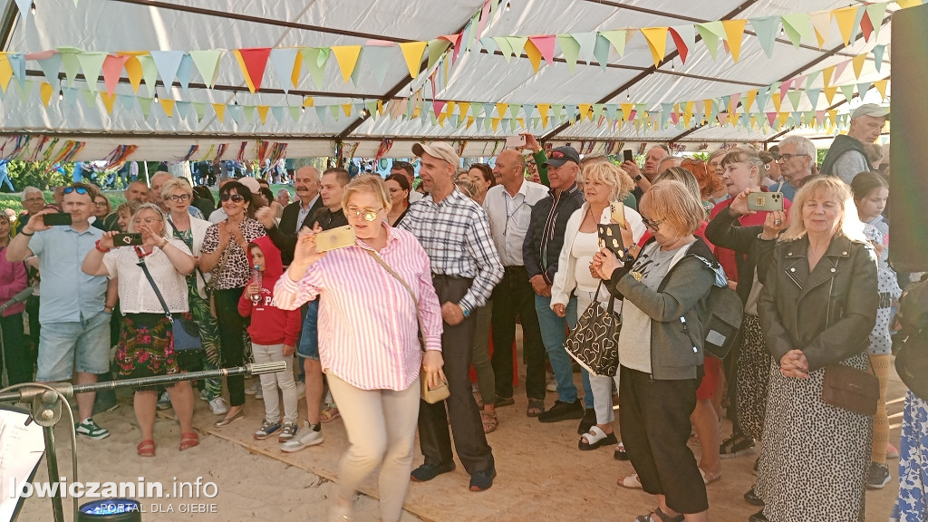 Boże Ciało. Potańcowka na plaży nad Bzurą